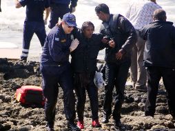 Autoridades rescataron a 35 personas, que fueron a un hospital para ser atendidas con síntomas de asfixia; equipos de rescate continúan buscando supervivientes. AFP/ARCHIVO