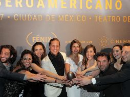 El elenco de la de la serie Club de Cuervos posa para una foto con el premio a mejor comedia hoy. Por primera vez, los fénix también premiaron a las series de TV. EFE/M. Guzmán