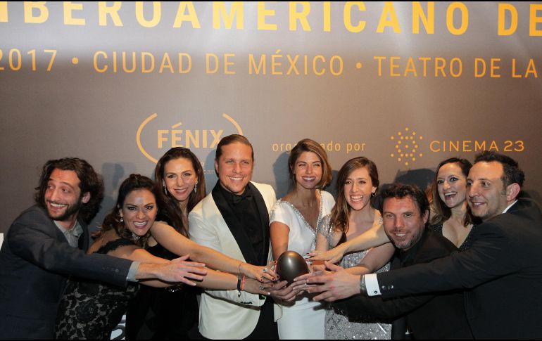 El elenco de la de la serie Club de Cuervos posa para una foto con el premio a mejor comedia hoy. Por primera vez, los fénix también premiaron a las series de TV. EFE/M. Guzmán
