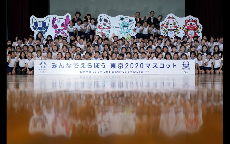 Niños y oficiales de los Juegos de Tokio 2020 posan con imágenes de las propuestas de mascotas para los Olímpicos y Paralímpicos, presentadas este jueves. AP/E. Hoshiko