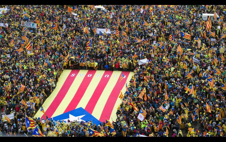 Manifestantes a favor de la independencia de Cataluña se congregan en un acto cerca de la sede de la Unión Europea en Bruselas, Bélgica. AP/V. Mayo