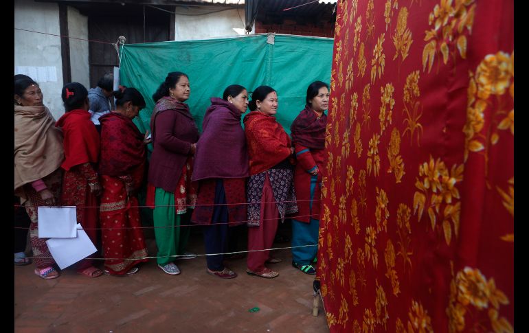 Mujeres hacen fila para votar en Thimi, Nepal, en la jornada de elecciones legislativas. Cerca de 12 millones de habitantes están llamados a votar. AP/N. Shrestha