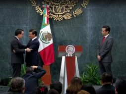 El Presidente Enrique Peña Nieto acepta la renuncia de Mikel Arriola (izq). YOUTUBE/ Gobierno de la República