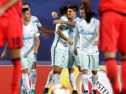 Los jugadores del Zenit celebran su tercer gol de la noche. EFE/J. Etxezarreta