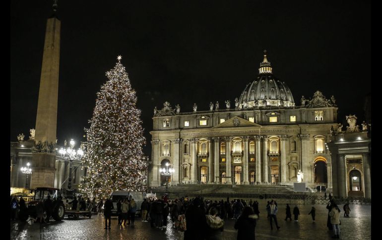 El árbol de Navidad fue instalado en la Plaza de San Pedro, en Ciudad del Vaticano. EFE/ F. Frustaci