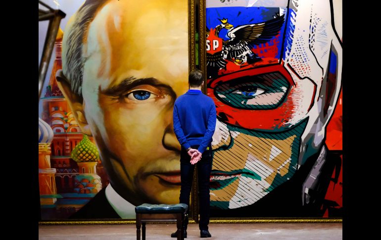 La muestra alberga el retrato más grande que se ha hecho nunca de Putin y que muestra sus caras de mandatario y de superhéroe.