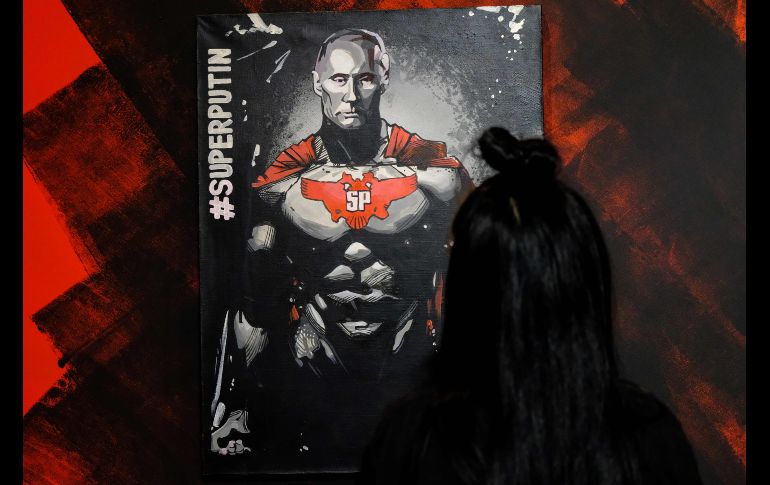 Una visitante observa un retrato del presidente ruso en la exhibición en el Museo de Arte Ultramoderno de Moscú.
