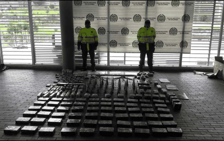 Alrededor de 80 kilos de pólvora y mil 500 botellas donde se iba a envasar licor adulterado fueron confiscados en Bogotá. TWITTER/ @PoliciaBogota