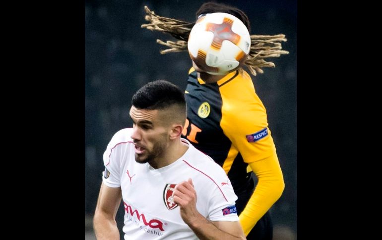 Kevin Mbabu (d), del BSC Young Boys de Berna, disputa un balón con Bajram Jashanica, del Skenderbeu de Albania, en un partido del grupo B de la Liga Europa en la capital de Suiza. EFE/C. Merz