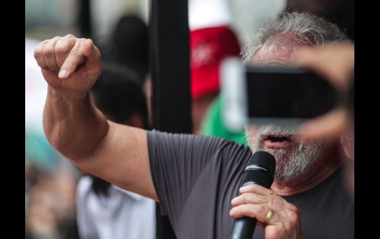 El ex presidente Luiz Inácio Lula da Silva visita la ciudad de Duque de Caxias, Brasil, en el marco  de una campaña en busca de apoyo para una eventual candidatura a las presidenciales del próximo año. EFE/A. Lacerda