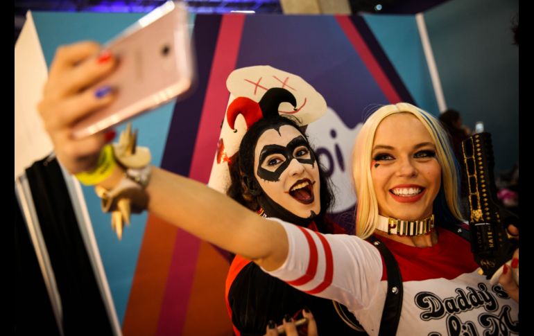 Jóvenes vestidas de personajes de ficción se toman una foto durante el primer día de Comic Con,  en Sao Paulo, Brasil. EFE/F. Bizerra