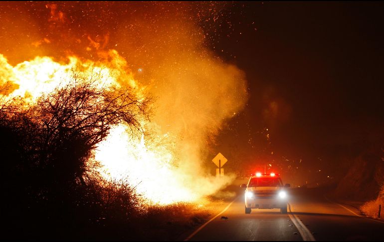 El incendio en San Diego se suma a otros cuatro que azotan desde hace días el noroeste de Los Ángeles. AP / K.C. Alfred