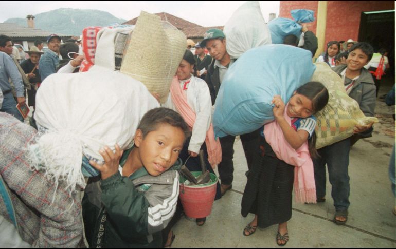 Familias evangélicas expulsadas de Ikalumtic en 2011. Las manifestaciones de intolerancia religiosa son frecuente en comunidades de Chiapas, Oaxaca y Guerrero. NOTIMEX/Archivo