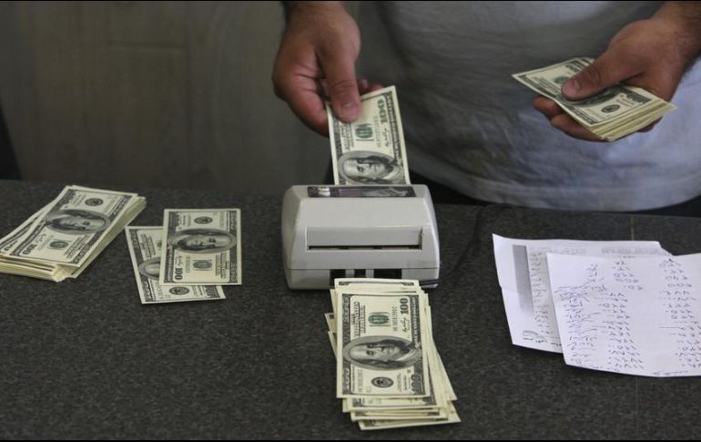 Banco BASE prevé que el tipo de cambio oscile entre 18.80 y 18.95 pesos por dólar. AP / ARCHIVO
