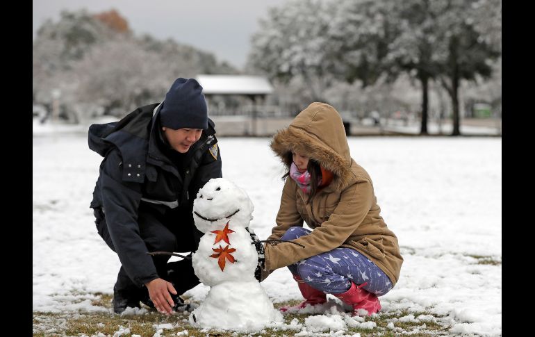 La rara ocurrencia de nevadas provocó que los residentes utilizaran las redes sociales para compartir fotografías de sus patios y jardines cubiertos por un manto blanco. AP / D. J. Phillip
