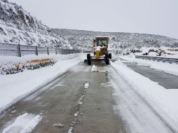 Las intensas nevadas presentadas durante la noche de ayer y mañana de hoy afectaron las vialidades del norte del país. TWITTER/@CAPUFE