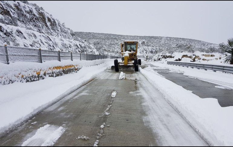 Las intensas nevadas presentadas durante la noche de ayer y mañana de hoy afectaron las vialidades del norte del país. TWITTER/@CAPUFE