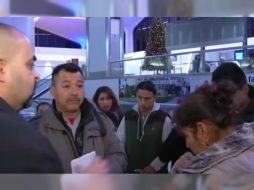 Oscar y Humberta Campos se despidieron de sus tres hijos la mañana de este viernes en el aeropuerto de Newark. YOUTUBE / Noticias Telemundo