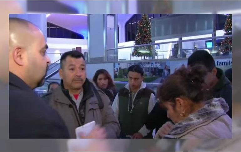 Oscar y Humberta Campos se despidieron de sus tres hijos la mañana de este viernes en el aeropuerto de Newark. YOUTUBE / Noticias Telemundo