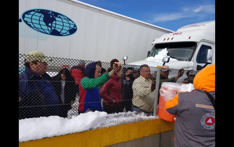 Elementos de Protección Civil de Nuevo León auxiliaron a automovilistas varados en la carretera a Nuevo Laredo, la cual se encuentra cerrada a la circulación por acumulación de nieve. NTX / ESPECIAL