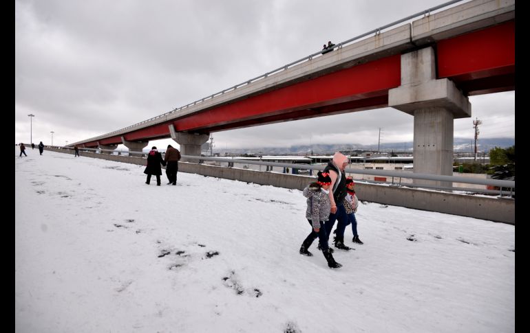 Habitantes caminan sobre avenidas cubiertas de nieve provocada por los intensos fríos en Saltillo, Coahuila. EFE / M. Sierra