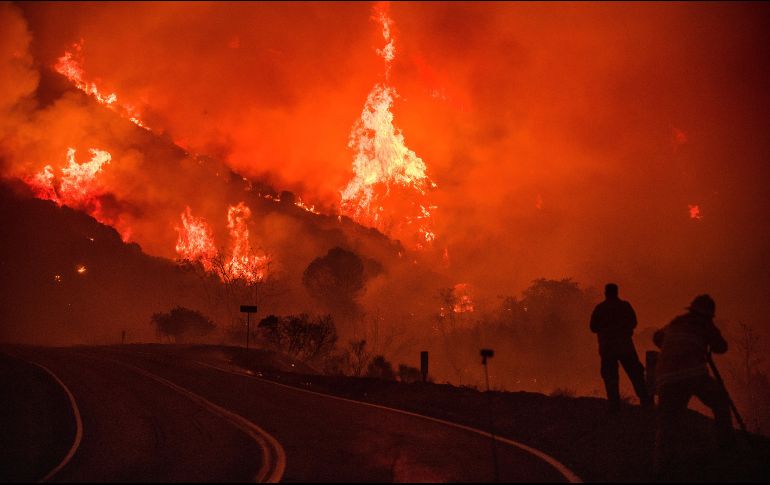 Más de 500 inmuebles han quedado destruidos y miles han evacuado por el fuego que ha quemado casi 647 kilómetros cuadrados de terreno desde el lunes. AP / N. Berger