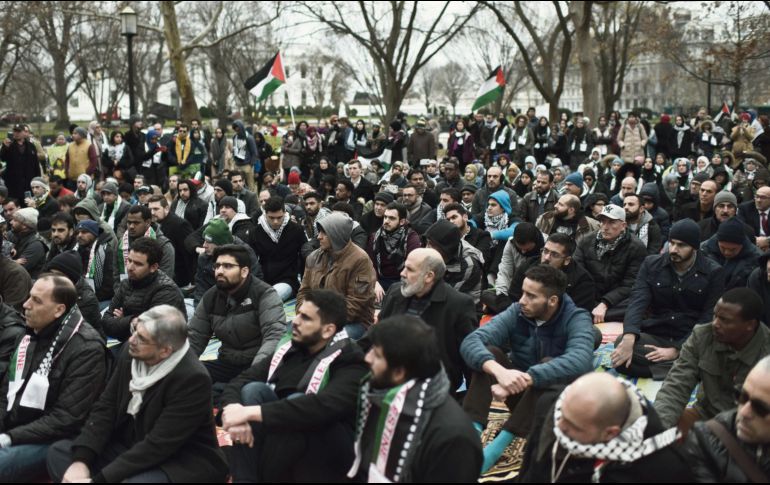 Decenas de musulmanes oraron frente a la Casa Blanca en protesta por el reconocimiento de Jerusalén como capital de Israel. AFP