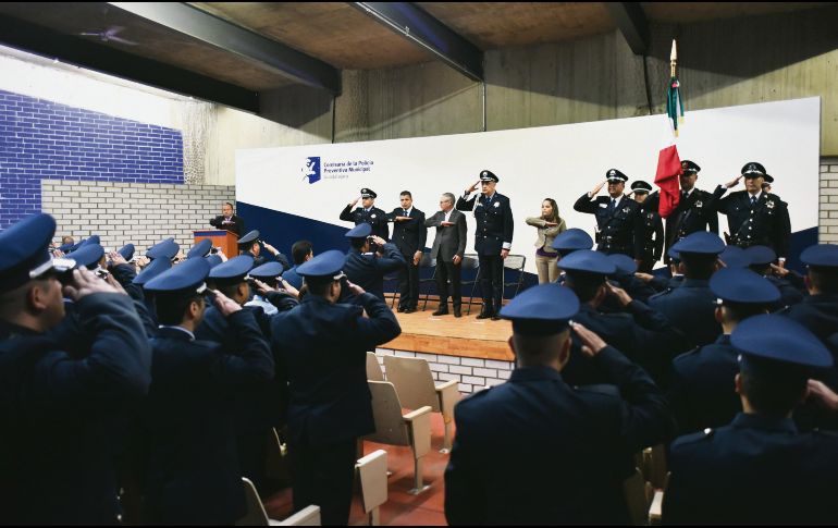 La entrega de nombramientos encabezada por el secretario de Gobierno, Enrique Ibarra Pedroza, y el comisario general, Salvador Caro Cabrera. ESPECIAL