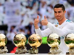 El portugués posa con sus cinco trofeos antes del inicio del partido. AFP/P. Marcou