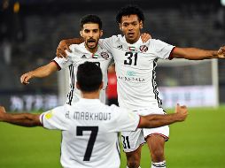Ali Mabkhout (de espaldas) celebra con sus compañeros el único gol del partido. EFE/M. Dokupil