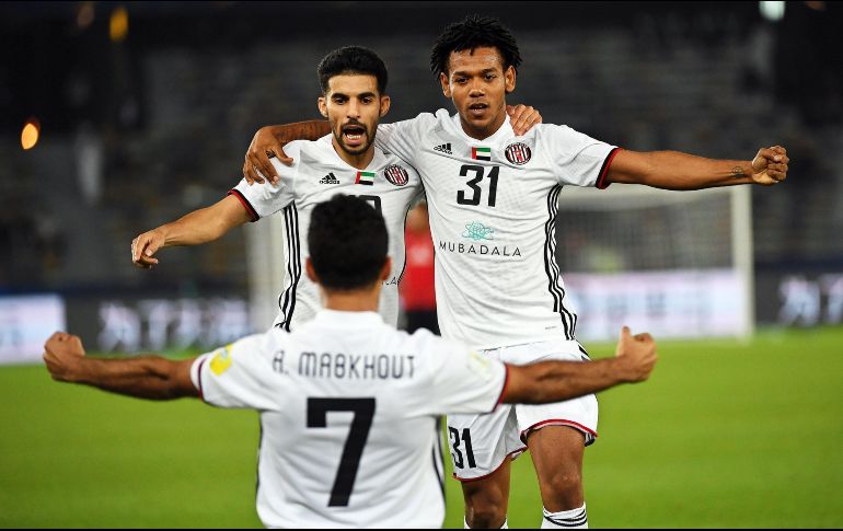 Ali Mabkhout (de espaldas) celebra con sus compañeros el único gol del partido. EFE/M. Dokupil