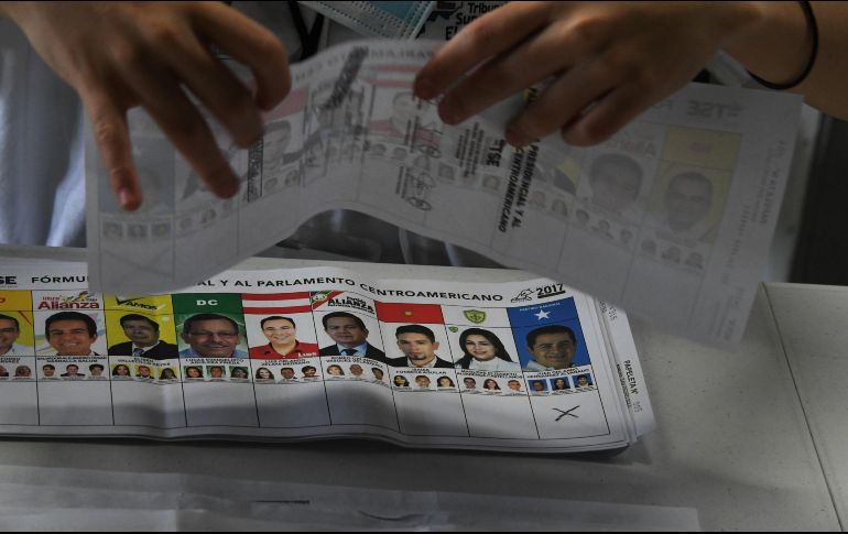 Se exige la nulidad de la votación y los resultados del escrutinio en las 18 mil 103 mesas electorales receptoras. AFP/ O. Sierra