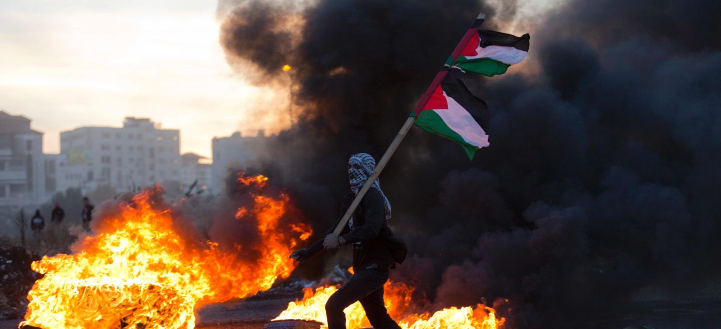 Los palestinos quemaron neumáticos y arrojaron piedras y cocteles molotov contra las fuerzas israelíes. AP/N. Nasser