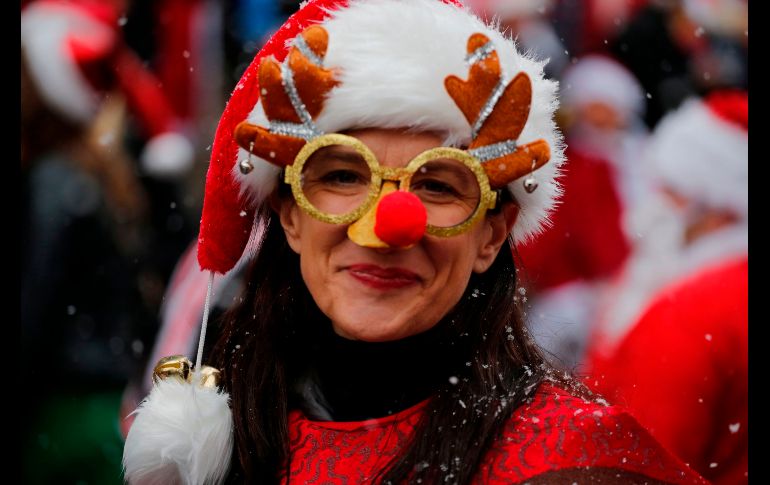 De acuerdo a la tradición, los ciudadanos de Nueva York celebran el SantaCon con vestimentas y accesorios originales. AFP / K. Betancur