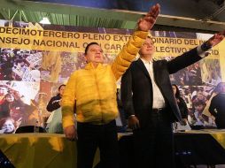 Granados (izq) durante su toma de protesta. TWITTER/@ManuelGranados