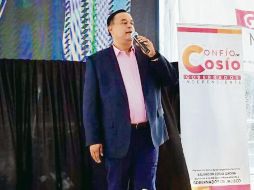 Día uno. El aspirante a candidato independiente, Salvador Cosío, logró recabar unas 700 firmas. ESPECIAL