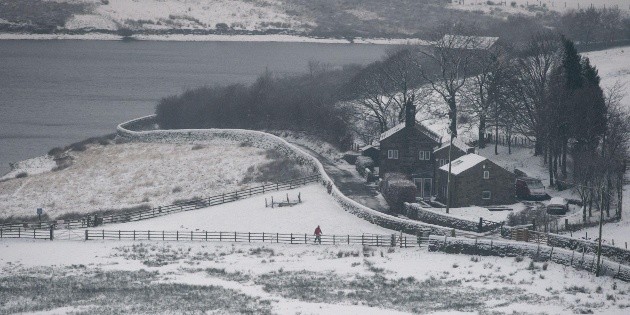 Cancelan vuelos y cierran carreteras por nevadas en Reino Unido