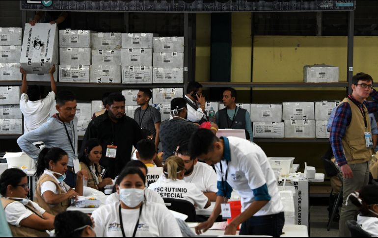 Miembros del Tribunal Supremo Electoral de Honduras durante el recuento de votos. AFP/O. Sierra