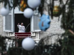 Francisco saluda desde la ventana del palacio apostólico vaticano a los miles de fieles que cada domingo se dan cita a la misa que oficia. EFE/G. Lami