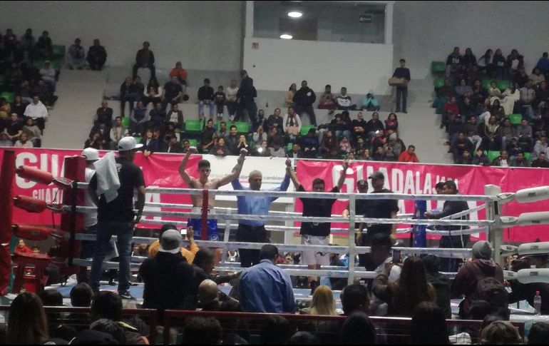 Este sábado por la noche, se llevó a cabo la pelea por el título de peso ligero en el Parque San Rafael. TWITTER / @comudegdl