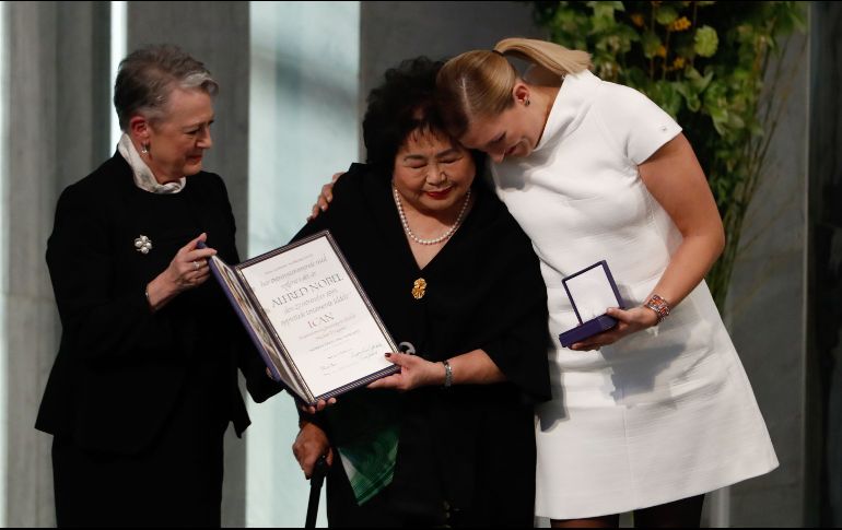 La Campaña Internacional para la Abolición de las Armas Nucleares (ICAN) recibió en Oslo el Premio Nobel de la Paz 2017. Fue entregado a la directora de la ICAN, Beatrice Fihn (d), y Setsuko Thurlow (c), sobreviviente de la bomba atómica en Hiroshima en 1945. AFP/O. Andersen
