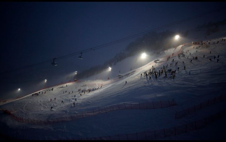 Inspectores revisan un trayecto de la Copa Mundial de Slalom, previo a una competencia de esquí alpino en Val D'Isere, Francia. AP/A. Trovati