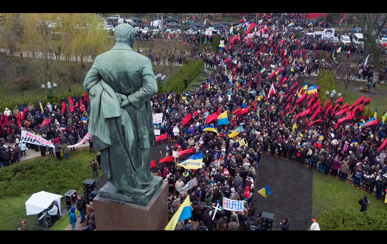 Seguidores del ex presidente de Georgia, Mikheil Saakashvili, se reúnen en el monumento al artista ucraniano Taras Shevchenko en Kiev, Ucrania, durante una marcha para exigir que Saakashvili sea liberado de prisión. AP/E. Maloletka