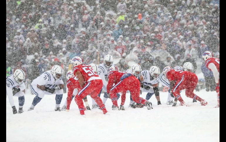 El juego entre los Bills de Buffalo y los Colts se realizó bajo un campo cubierto totalmente por la nieve.