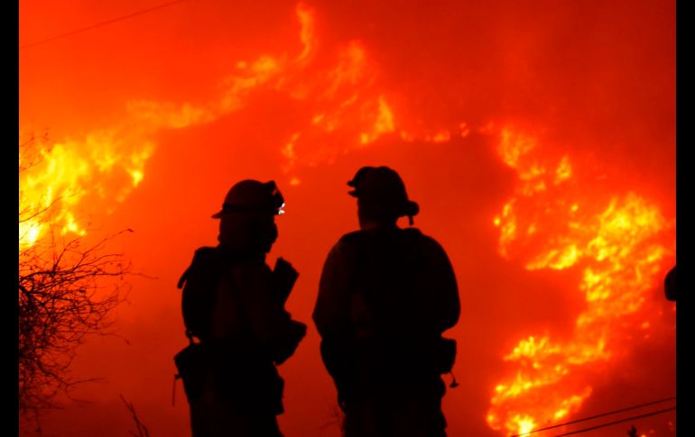 Bomberos trabajan en proteger estructuras durante un incendio en Carpinteria, estado de California. Los habitantes de la zona ha sido evacuados. AP/Departamento de Bomberos de Santa Barbara