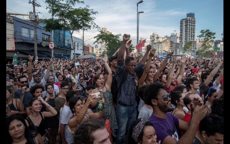 Una multitud asiste al concierto de Caetano Veloso, durante un acto para conmemorar los 20 años del Movimiento de los Trabajadores Sin Techo en Sao Paulo, Brasil. EFE/S. Moreira