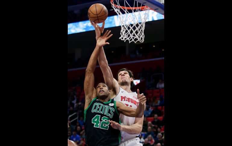 Boban Marjanovic (d), de los Pistones de Detroit, tira junto a Al Horford, de los Celtics de Boston, en partido de la NBA en Detroit. AP/D. Burleson