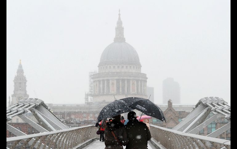 El puente del Milenio con la catedral de San Pablo al fondo, en Londres. Los servicios meteorológicos británicos mantuvieron en alerta naranja varias zonas de Inglaterra y Gales, hasta la noche del domingo.