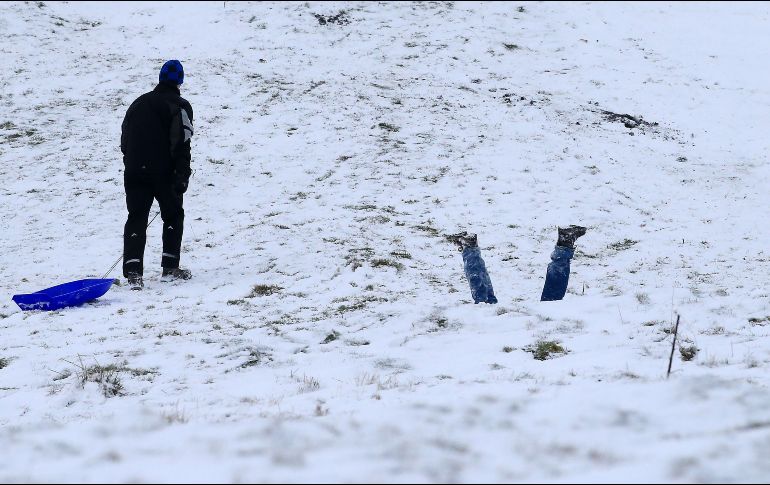 Habitantes disfrutan de la nieve en Derbyshire, en el norte de Inglaterra. Grandes nevadas, fuertes vientos, hielo y precipitaciones golpeaban el domingo gran parte de Europa