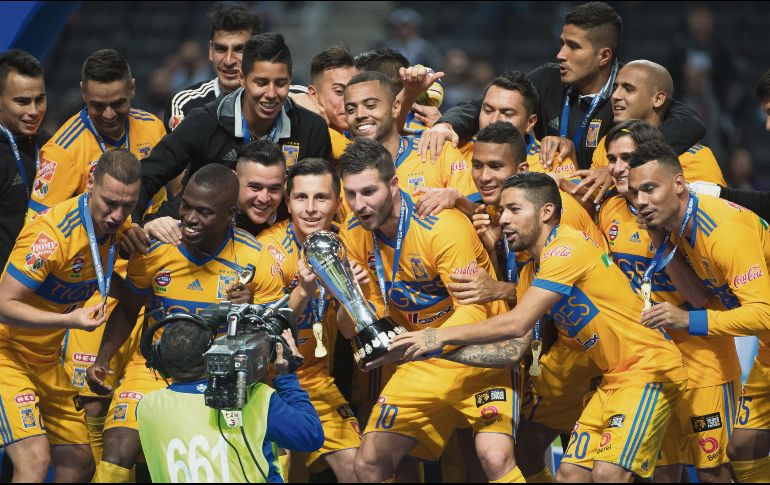 Eufóricos. Los jugadores de Tigres celebran la conquista del trofeo que los acredita como los mejores del Apertura 2017. El goleador galo (centro) reconoció que no fue fácil el logro. MEXSPORT